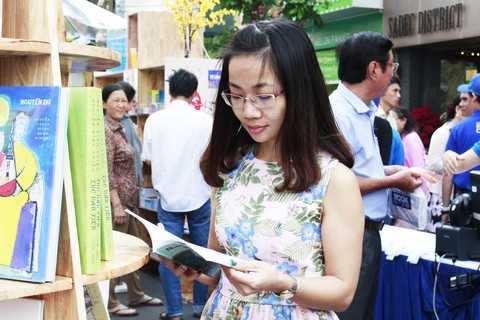 Đường hoa Nguyễn Huệ đông nghẹt khách ngày đầu mở cửa - Ảnh 3. Đường hoa Nguyễn Huệ đông nghẹt khách ngày đầu mở cửa - Ảnh 3.