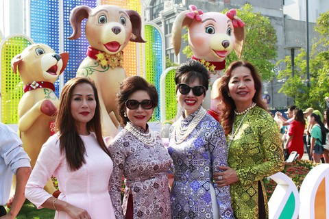 Đường hoa Nguyễn Huệ đông nghẹt khách ngày đầu mở cửa - Ảnh 1. Đường hoa Nguyễn Huệ đông nghẹt khách ngày đầu mở cửa - Ảnh 1.
