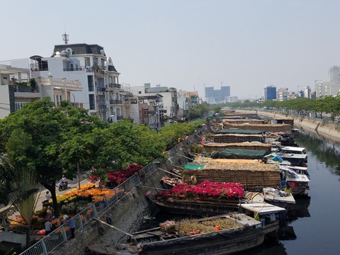 29 Tết: Mai, tắc giảm giá, dân Sài Gòn tranh thủ mua - Ảnh 6. 29 Tết: Mai, tắc giảm giá, dân Sài Gòn tranh thủ mua - Ảnh 6.