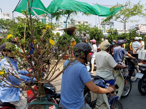 29 Tết: Mai, tắc giảm giá, dân Sài Gòn tranh thủ mua - Ảnh 3. 29 Tết: Mai, tắc giảm giá, dân Sài Gòn tranh thủ mua - Ảnh 3.