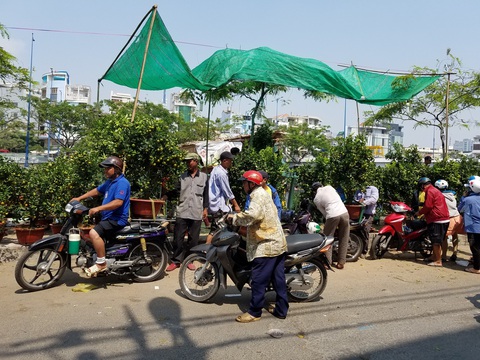 29 Tết: Mai, tắc giảm giá, dân Sài Gòn tranh thủ mua - Ảnh 2. 29 Tết: Mai, tắc giảm giá, dân Sài Gòn tranh thủ mua - Ảnh 2.