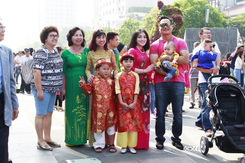 Đường hoa Nguyễn Huệ đông nghẹt khách ngày đầu mở cửa - Ảnh 5. Đường hoa Nguyễn Huệ đông nghẹt khách ngày đầu mở cửa - Ảnh 5.