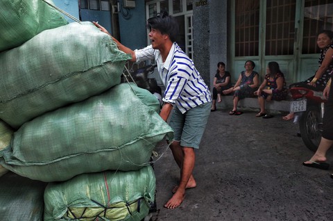Những ngày cận Tết ở khu giải toả ven kênh rạch Sài Gòn - Ảnh 12. Những ngày cận Tết ở khu giải toả ven kênh rạch Sài Gòn - Ảnh 12.
