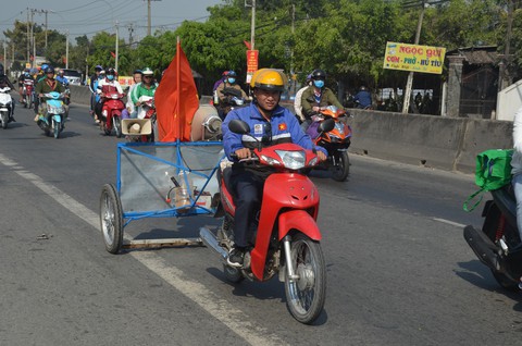 Người mang bình yên đến cho bà con về quê ăn tết - Ảnh 1. Người mang bình yên đến cho bà con về quê ăn tết - Ảnh 1.
