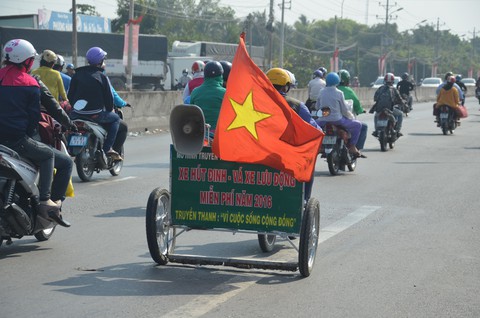 Người mang bình yên đến cho bà con về quê ăn tết - Ảnh 3. Người mang bình yên đến cho bà con về quê ăn tết - Ảnh 3.