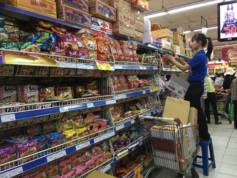 29 tháng Chạp, người Sài Gòn chen chúc sắm đồ ăn Tết - Ảnh 3. 29 tháng Chạp, người Sài Gòn chen chúc sắm đồ ăn Tết - Ảnh 3.