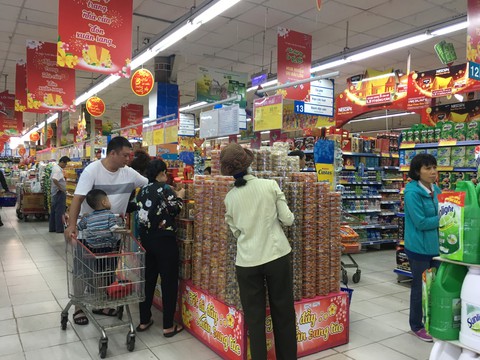29 tháng Chạp, người Sài Gòn chen chúc sắm đồ ăn Tết - Ảnh 1. 29 tháng Chạp, người Sài Gòn chen chúc sắm đồ ăn Tết - Ảnh 1.