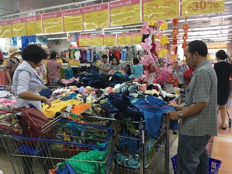 29 tháng Chạp, người Sài Gòn chen chúc sắm đồ ăn Tết - Ảnh 6. 29 tháng Chạp, người Sài Gòn chen chúc sắm đồ ăn Tết - Ảnh 6.