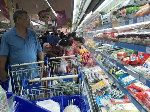 29 tháng Chạp, người Sài Gòn chen chúc sắm đồ ăn Tết - Ảnh 4. 29 tháng Chạp, người Sài Gòn chen chúc sắm đồ ăn Tết - Ảnh 4.
