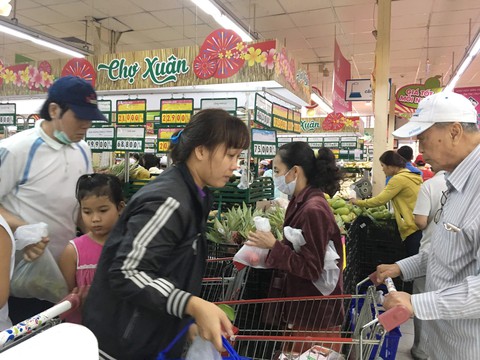 29 tháng Chạp, người Sài Gòn chen chúc sắm đồ ăn Tết - Ảnh 5. 29 tháng Chạp, người Sài Gòn chen chúc sắm đồ ăn Tết - Ảnh 5.