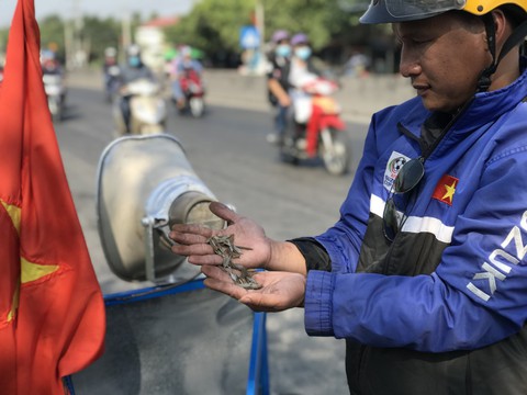 Người mang bình yên đến cho bà con về quê ăn tết - Ảnh 2. Người mang bình yên đến cho bà con về quê ăn tết - Ảnh 2.