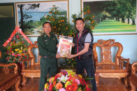 Biên phòng Bờ Y hỗ trợ hộ nghèo đón tết - Ảnh 1. Biên phòng Bờ Y hỗ trợ hộ nghèo đón tết - Ảnh 1.