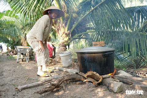Miền Tây ngày giáp tết: gốc mai, bông thọ và... Đắp mộ cuộc tình - Ảnh 22. Miền Tây ngày giáp tết: gốc mai, bông thọ và... Đắp mộ cuộc tình - Ảnh 22.