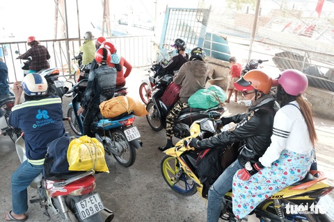 Miền Tây ngày giáp tết: gốc mai, bông thọ và... Đắp mộ cuộc tình - Ảnh 6. Miền Tây ngày giáp tết: gốc mai, bông thọ và... Đắp mộ cuộc tình - Ảnh 6.