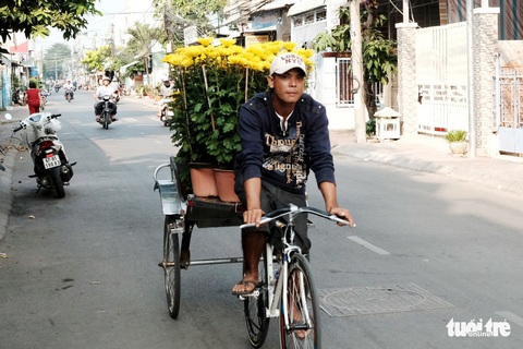 Miền Tây ngày giáp tết: gốc mai, bông thọ và... Đắp mộ cuộc tình - Ảnh 7. Miền Tây ngày giáp tết: gốc mai, bông thọ và... Đắp mộ cuộc tình - Ảnh 7.
