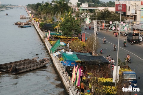 Miền Tây ngày giáp tết: gốc mai, bông thọ và... Đắp mộ cuộc tình - Ảnh 15. Miền Tây ngày giáp tết: gốc mai, bông thọ và... Đắp mộ cuộc tình - Ảnh 15.