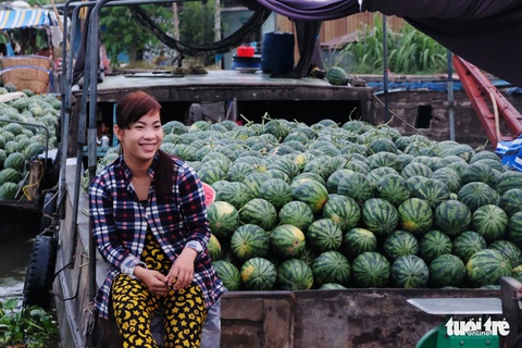 Miền Tây ngày giáp tết: gốc mai, bông thọ và... Đắp mộ cuộc tình - Ảnh 17. Miền Tây ngày giáp tết: gốc mai, bông thọ và... Đắp mộ cuộc tình - Ảnh 17.