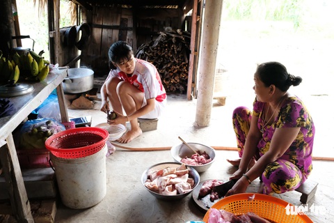Miền Tây ngày giáp tết: gốc mai, bông thọ và... Đắp mộ cuộc tình - Ảnh 20. Miền Tây ngày giáp tết: gốc mai, bông thọ và... Đắp mộ cuộc tình - Ảnh 20.
