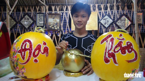 Sinh viên, học sinh kiếm tiền bằng việc viết thư pháp trên trái cây - Ảnh 1. Sinh viên, học sinh kiếm tiền bằng việc viết thư pháp trên trái cây - Ảnh 1.