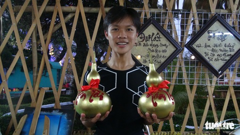 Sinh viên, học sinh kiếm tiền bằng việc viết thư pháp trên trái cây - Ảnh 2. Sinh viên, học sinh kiếm tiền bằng việc viết thư pháp trên trái cây - Ảnh 2.