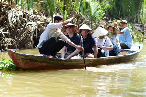 Khách nước ngoài đổ đến Việt Nam trải nghiệm Tết - Ảnh 3. Khách nước ngoài đổ đến Việt Nam trải nghiệm Tết - Ảnh 3.