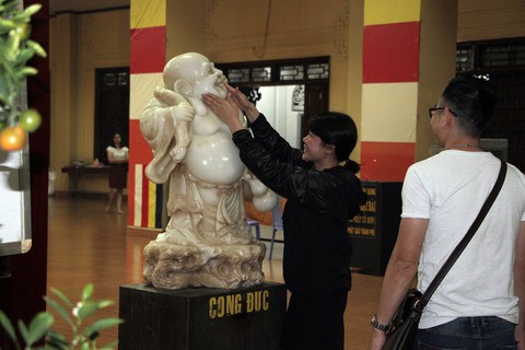 Sau giao thừa, người dân đổ về chùa, hái lộc đầu năm - Ảnh 3. Sau giao thừa, người dân đổ về chùa, hái lộc đầu năm - Ảnh 3.