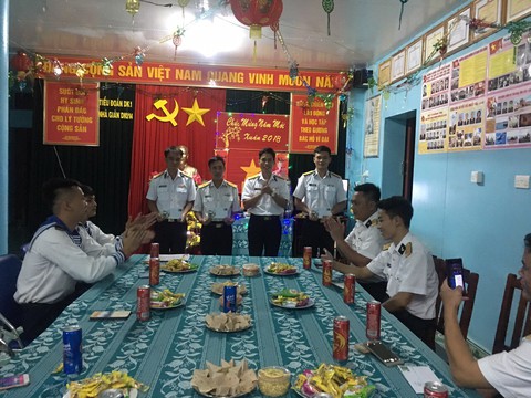 Nhiều phong vị đặc biệt trong đêm giao thừa ở nhà giàn - Ảnh 4. Nhiều phong vị đặc biệt trong đêm giao thừa ở nhà giàn - Ảnh 4.