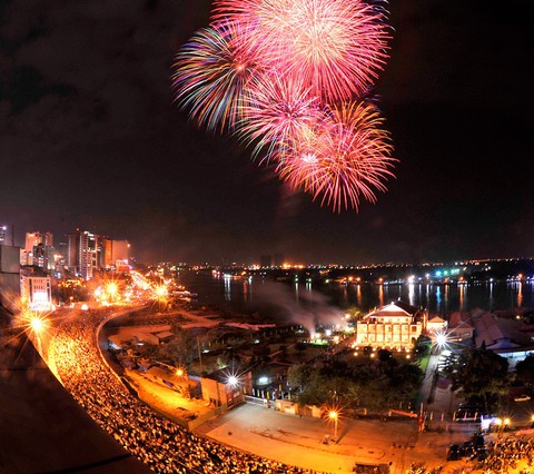 Bạn còn nhớ về pháo hoa ở Sài Gòn 20 năm qua? - Ảnh 13. Bạn còn nhớ về pháo hoa ở Sài Gòn 20 năm qua? - Ảnh 13.