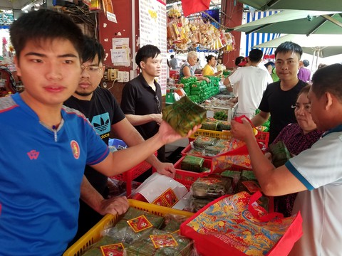 Giáp Tết, bánh chưng, dưa kiệu, chả giò tranh mua không kịp bán - Ảnh 3. Giáp Tết, bánh chưng, dưa kiệu, chả giò tranh mua không kịp bán - Ảnh 3.