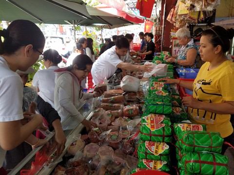 Giáp Tết, bánh chưng, dưa kiệu, chả giò tranh mua không kịp bán - Ảnh 2. Giáp Tết, bánh chưng, dưa kiệu, chả giò tranh mua không kịp bán - Ảnh 2.