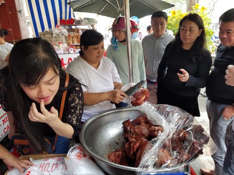 Giáp Tết, bánh chưng, dưa kiệu, chả giò tranh mua không kịp bán - Ảnh 4. Giáp Tết, bánh chưng, dưa kiệu, chả giò tranh mua không kịp bán - Ảnh 4.