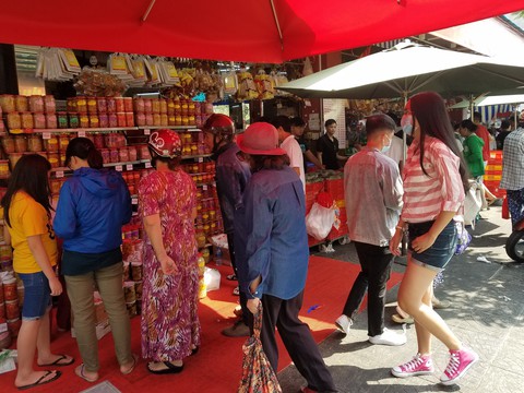 Giáp Tết, bánh chưng, dưa kiệu, chả giò tranh mua không kịp bán - Ảnh 6. Giáp Tết, bánh chưng, dưa kiệu, chả giò tranh mua không kịp bán - Ảnh 6.
