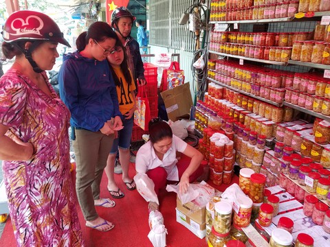Giáp Tết, bánh chưng, dưa kiệu, chả giò tranh mua không kịp bán - Ảnh 5. Giáp Tết, bánh chưng, dưa kiệu, chả giò tranh mua không kịp bán - Ảnh 5.