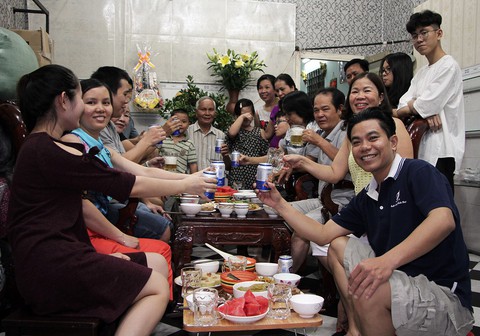 Ấm cúng bữa cơm tất niên năm Đinh Dậu chờ Mậu Tuất đến - Ảnh 3. Ấm cúng bữa cơm tất niên năm Đinh Dậu chờ Mậu Tuất đến - Ảnh 3.