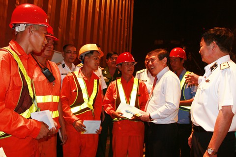 Tân Cảng Sài Gòn được nghỉ hai giờ trước khi làm hàng đầu năm - Ảnh 1. Tân Cảng Sài Gòn được nghỉ hai giờ trước khi làm hàng đầu năm - Ảnh 1.
