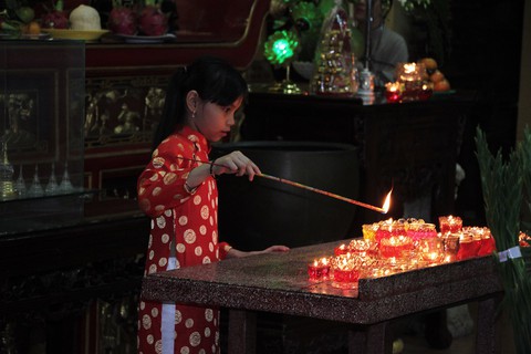 Sau giao thừa, người dân đổ về chùa, hái lộc đầu năm - Ảnh 4. Sau giao thừa, người dân đổ về chùa, hái lộc đầu năm - Ảnh 4.