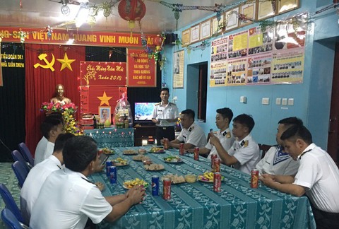 Nhiều phong vị đặc biệt trong đêm giao thừa ở nhà giàn - Ảnh 3. Nhiều phong vị đặc biệt trong đêm giao thừa ở nhà giàn - Ảnh 3.