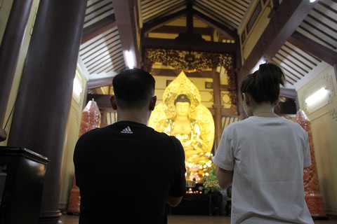 Sau giao thừa, người dân đổ về chùa, hái lộc đầu năm - Ảnh 6. Sau giao thừa, người dân đổ về chùa, hái lộc đầu năm - Ảnh 6.