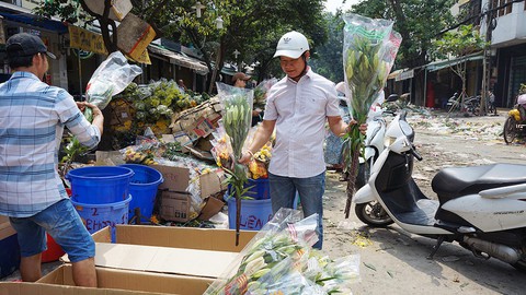 Vỡ trận, chợ hoa sỉ lớn nhất Sài Gòn thành núi rác chiều 30 Tết - Ảnh 7. Vỡ trận, chợ hoa sỉ lớn nhất Sài Gòn thành núi rác chiều 30 Tết - Ảnh 7.