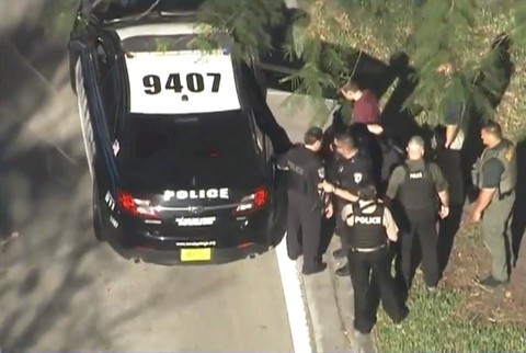 Xả súng tại trường học Florida, ít nhất 17 người thiệt mạng - Ảnh 1. Xả súng tại trường học Florida, ít nhất 17 người thiệt mạng - Ảnh 1.