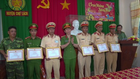 Công an Bến Tre khen thưởng 6 chiến sỹ nhảy sông bắt cướp - Ảnh 1. Công an Bến Tre khen thưởng 6 chiến sỹ nhảy sông bắt cướp - Ảnh 1.