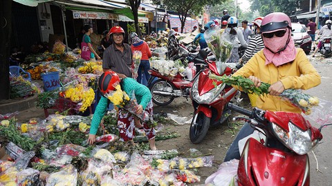 Vỡ trận, chợ hoa sỉ lớn nhất Sài Gòn thành núi rác chiều 30 Tết - Ảnh 4. Vỡ trận, chợ hoa sỉ lớn nhất Sài Gòn thành núi rác chiều 30 Tết - Ảnh 4.