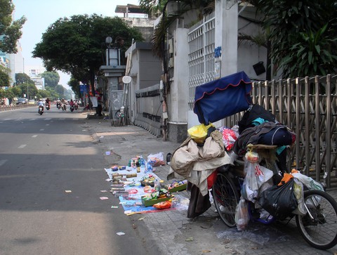 Cửa hàng tết lạ trên vỉa hè Sài Gòn chiều 30 - Ảnh 1. Cửa hàng tết lạ trên vỉa hè Sài Gòn chiều 30 - Ảnh 1.