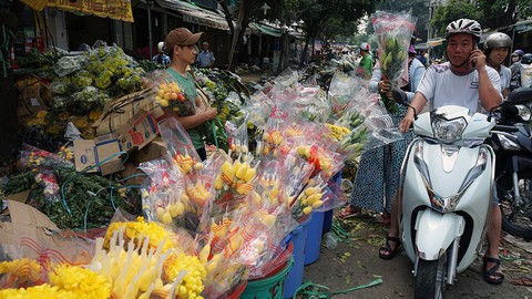 Vỡ trận, chợ hoa sỉ lớn nhất Sài Gòn thành núi rác chiều 30 Tết - Ảnh 5. Vỡ trận, chợ hoa sỉ lớn nhất Sài Gòn thành núi rác chiều 30 Tết - Ảnh 5.