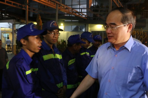 Bí thư Thành ủy TP.HCM chúc tết công nhân vệ sinh môi trường - Ảnh 2. Bí thư Thành ủy TP.HCM chúc tết công nhân vệ sinh môi trường - Ảnh 2.
