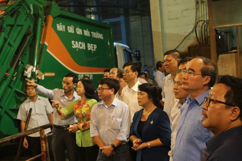 Bí thư Thành ủy TP.HCM chúc tết công nhân vệ sinh môi trường - Ảnh 3. Bí thư Thành ủy TP.HCM chúc tết công nhân vệ sinh môi trường - Ảnh 3.