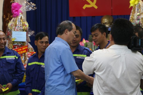 Bí thư Thành ủy TP.HCM chúc tết công nhân vệ sinh môi trường - Ảnh 4. Bí thư Thành ủy TP.HCM chúc tết công nhân vệ sinh môi trường - Ảnh 4.