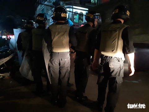 Giang hồ chém nhau ở Biên Hòa tối 30 tết, công an bắt gần 30 người - Ảnh 8. Giang hồ chém nhau ở Biên Hòa tối 30 tết, công an bắt gần 30 người - Ảnh 8.