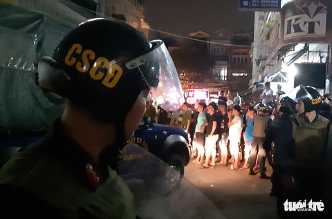 Giang hồ chém nhau ở Biên Hòa tối 30 tết, công an bắt gần 30 người - Ảnh 6. Giang hồ chém nhau ở Biên Hòa tối 30 tết, công an bắt gần 30 người - Ảnh 6.