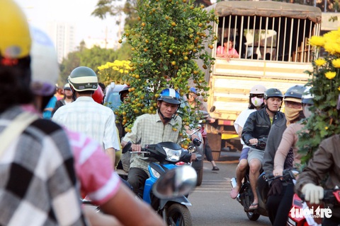 Chiều 30 tết, người dân phố núi chộn rộn chờ HHen Niê xuất hiện - Ảnh 5. Chiều 30 tết, người dân phố núi chộn rộn chờ HHen Niê xuất hiện - Ảnh 5.